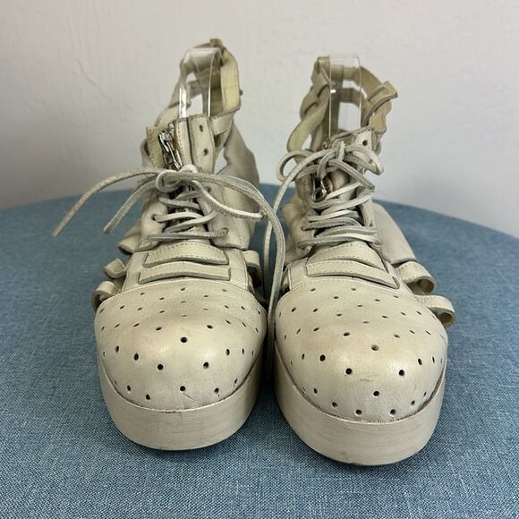 Esquivel Ivory Leather Round Toe Perforated Sandals Size 10 - Picture 2 of 8